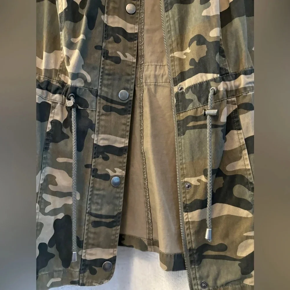 Ci Sono Camouflage Vest Zippered‎ with snaps and cinch tie option. Size S.